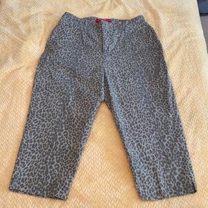 Gloria Vanderbilt petite size 12 Capris